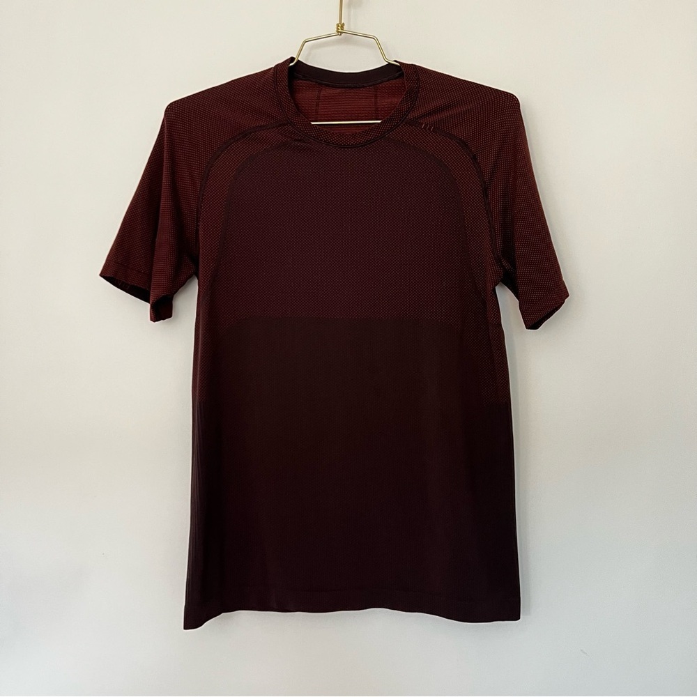 Lululemon Metal Vent Men's T-Shirt Size Small Burgundy Red Polka-dots Two Tone